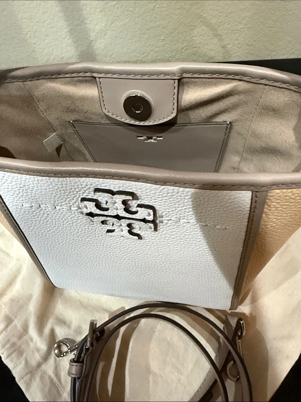 NWOT Tory Burch Small McGraw Top Handel Tan and White Pebbled Leather Crossbody